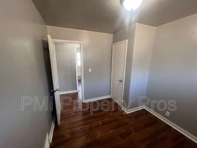 Building Photo - 5650 N 61st St