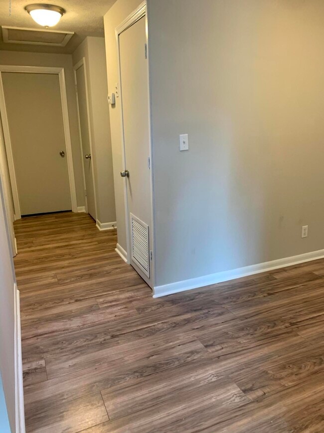 Building Photo - 421 Parkwood Dr