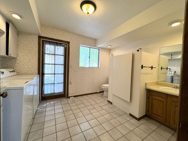 Building Photo - ***MOVE IN SPECIAL***2 BEDROOM HOME WITH T...