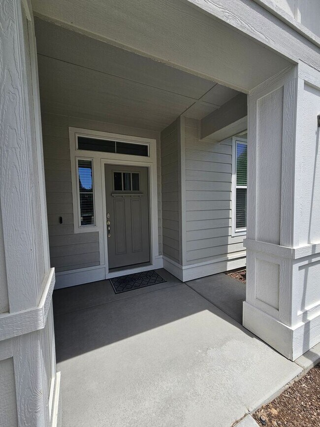 Building Photo - Ready now this beautiful 3 Bedroom Upscale...