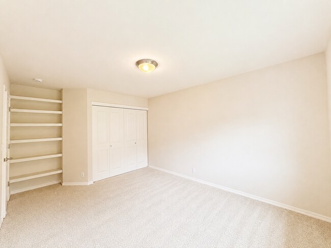 Building Photo - Spacious 5 Bedroom Home with A/C, Den, Waterfall in Prime Kenmore Cul-de-Sac