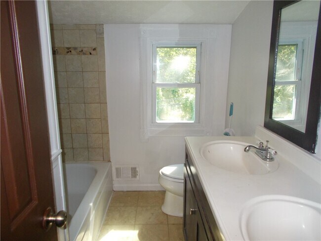 Building Photo - 70 Woodhill Dr