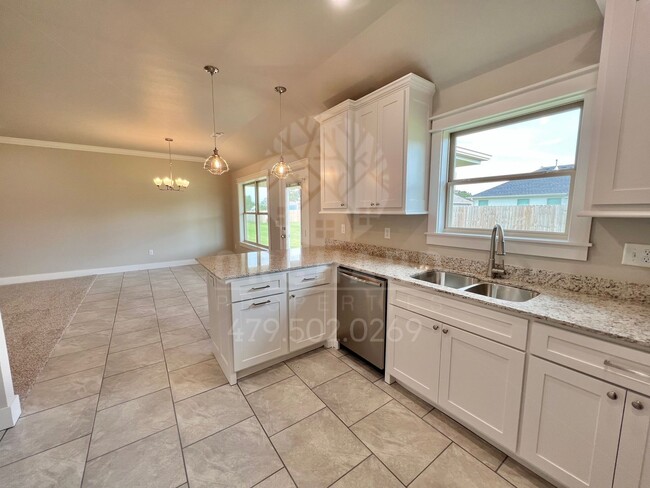 Building Photo - Siloam Springs- Single-Family Home- Popula...