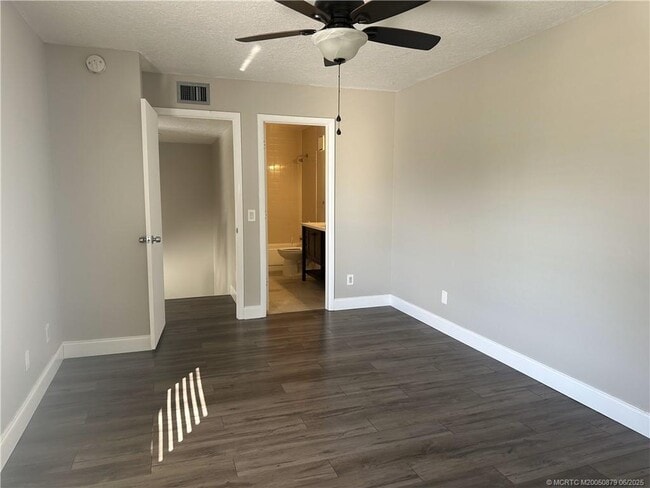 Building Photo - 2882 SW Lakemont Pl