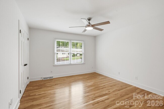 Building Photo - 926 Shady Bluff Dr