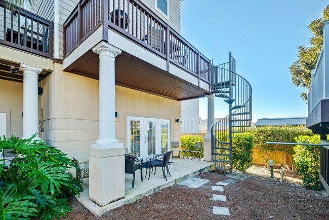 Building Photo - 22022 Front Beach Rd