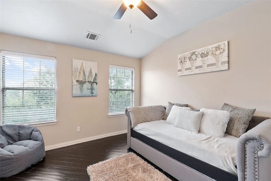 Building Photo - Room in Townhome on Chase Ln