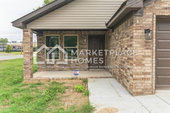 Building Photo - 823 W 20th St