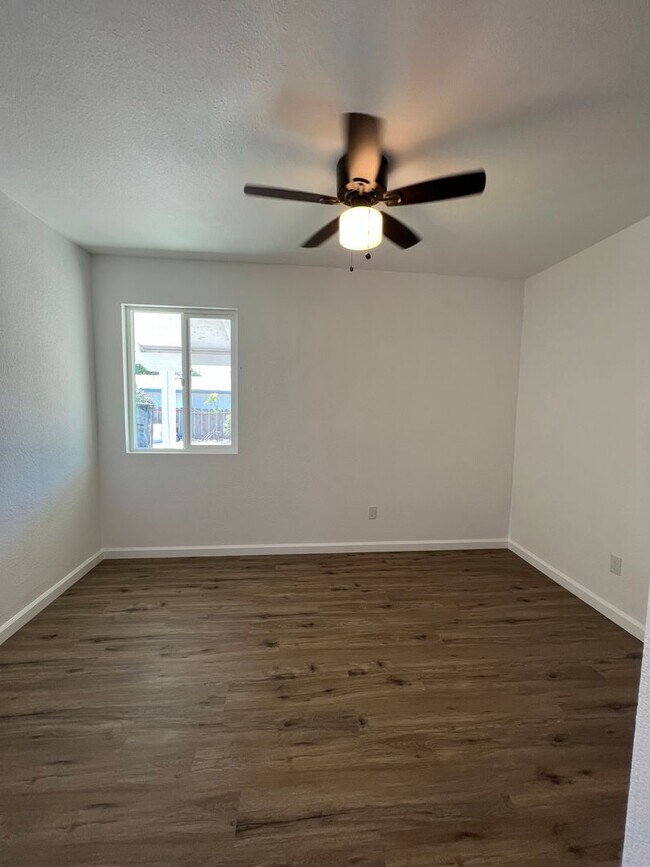 Building Photo - 3bd/1ba unit and NEWLY remodeled!!