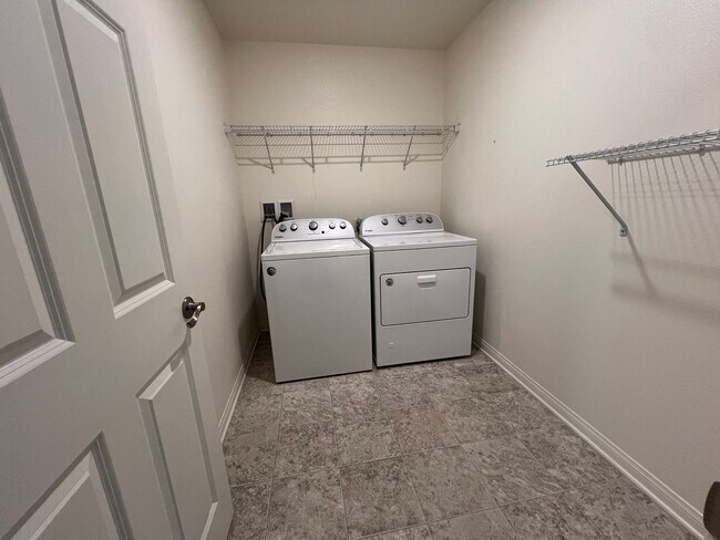 Building Photo - 3 Bedroom Plus Bonus Room Single Family Ho...