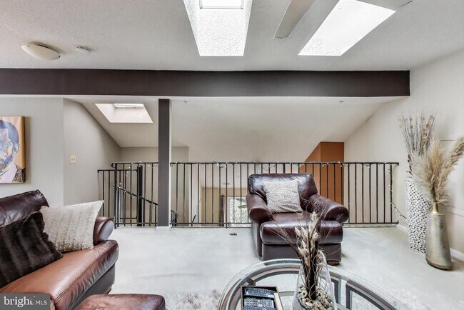 Building Photo - 10021 Vanderbilt Cir