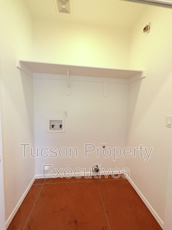 Building Photo - 324 W 23rd St