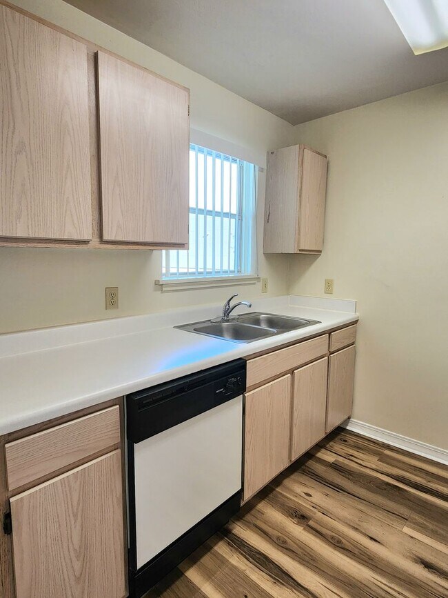 Building Photo - FOR RENT 1 bedroom 1 bath condo, balcony, ...