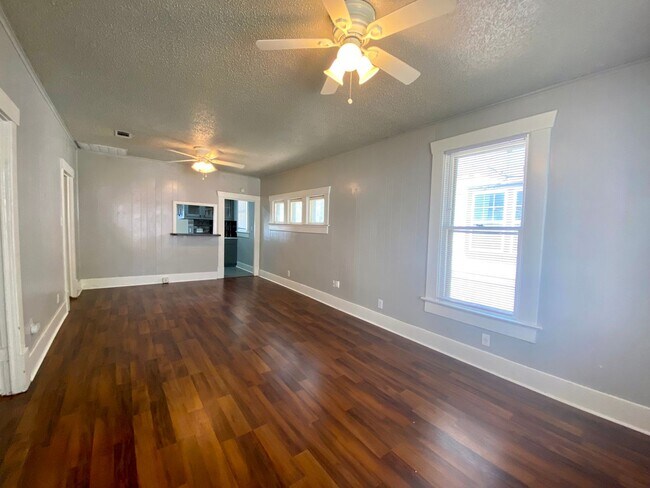 Building Photo - 30th-407 E