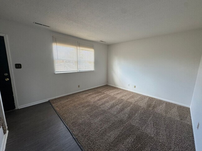 Building Photo - 560 NE Park Ln