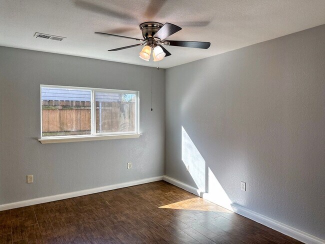 Building Photo - Lake Front 4 Bedroom / 2 Bath