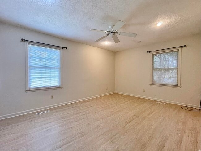 Building Photo - 219 Green Lake Dr