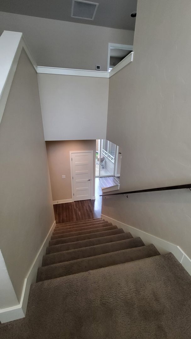 Building Photo - 3 Bed 2.5 bath plus bonus-Fenced-corner lo...