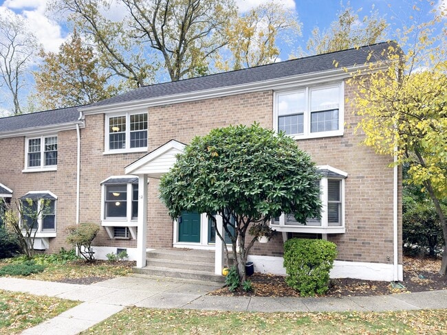 Building Photo - 245 Sunnyridge Ave