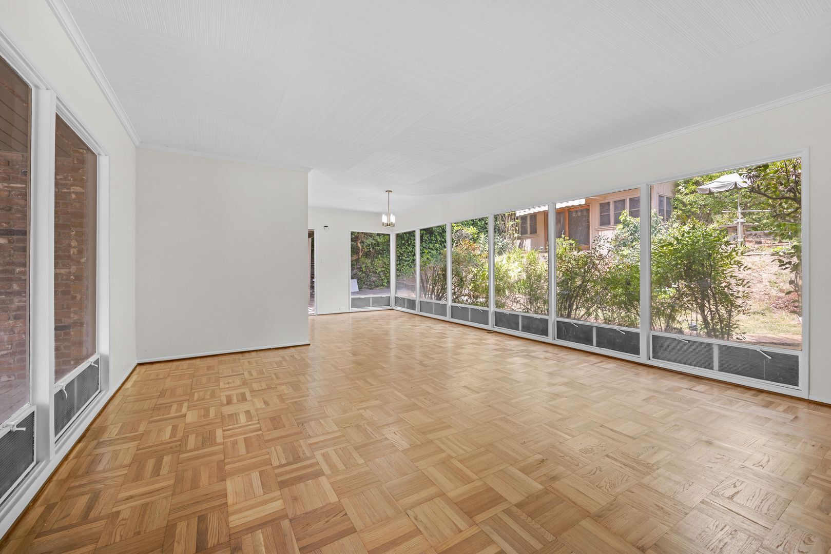 Building Photo - Classic Mid-Century home moments from Fryman Canyon