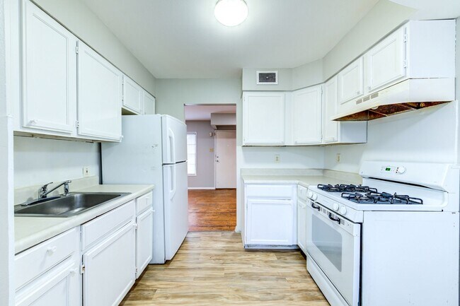 Building Photo - Charming Mid-Century Home with Basement and Fenced Backyard!