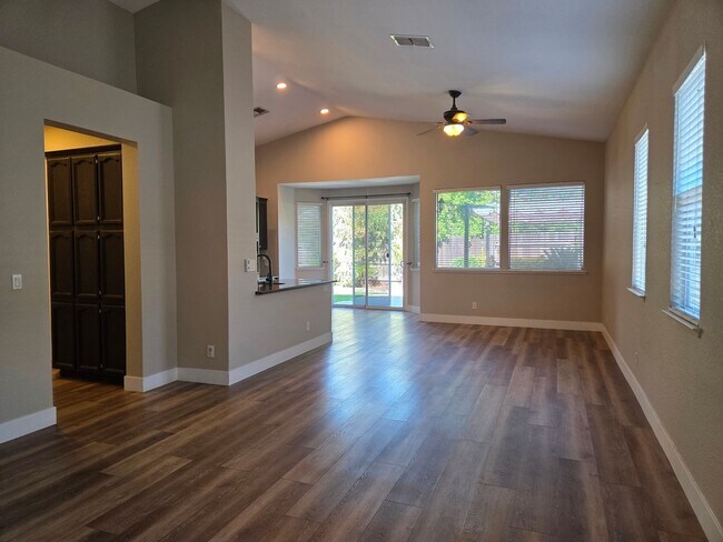 Building Photo - Broadstone - 3bdrm, 2 bath - Close to Shopping, Park & Schools!