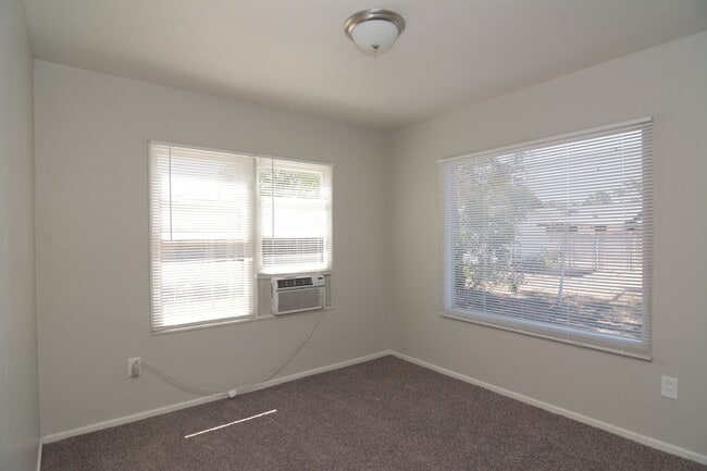 Building Photo - Freshly Updated 3 Bedroom 1 Bath Home! Cen...