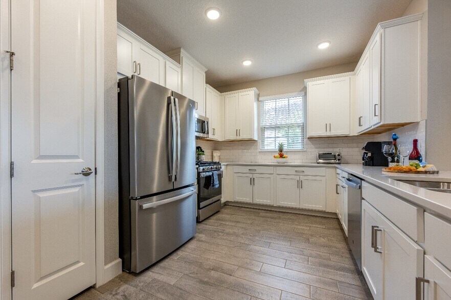 Full Kitchen - 3117 Formia Ct