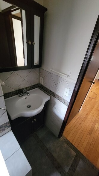 Building Photo - 56 68th St