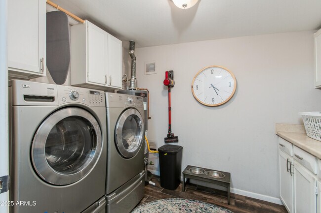 Building Photo - 3009 E Dahlia Dr