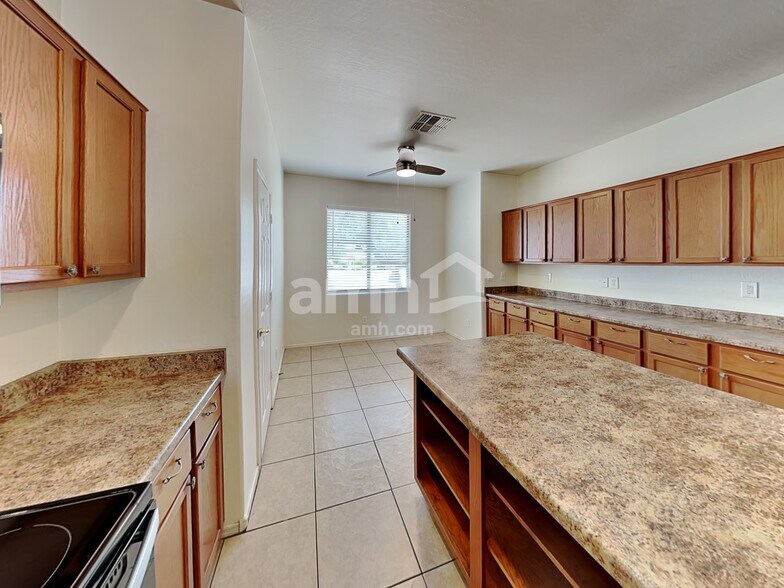 Building Photo - 2827 S 74th Dr