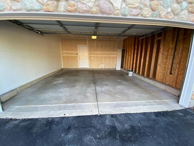 Building Photo - 3915 Granite Ct