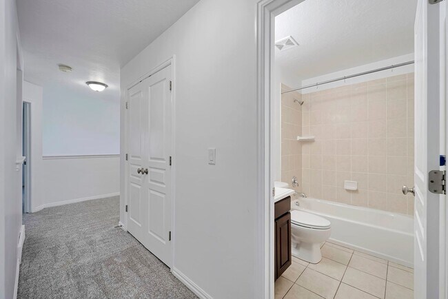 Building Photo - Beautiful 3 Bed Ivory Ridge T/home w 2 car...