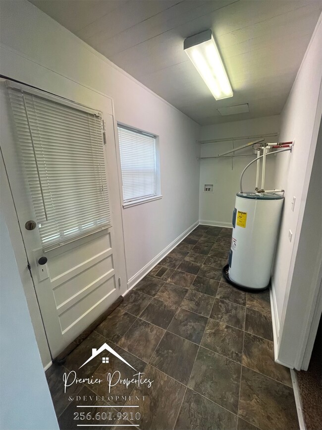 Building Photo - Gadsden Home PLUS 12 x 20 Storage Unit - Alabama