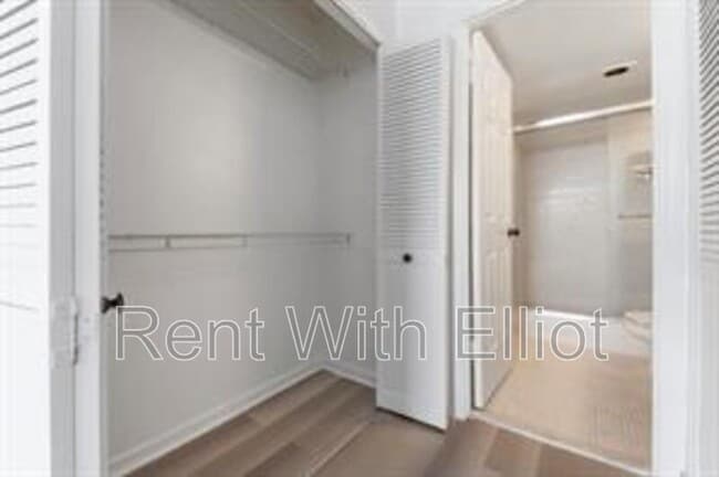 Building Photo - 1625 SE 10th Ave