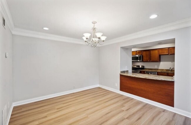 Building Photo - 6980 Roswell Rd