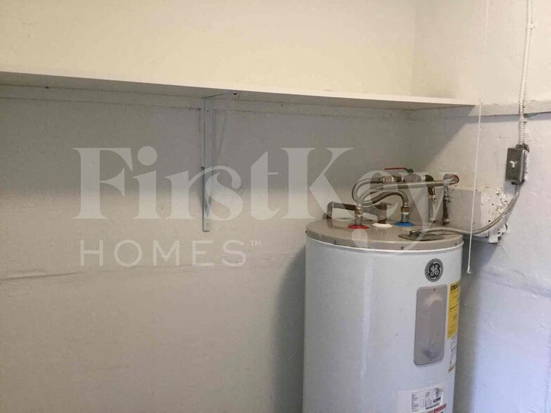 Building Photo - 3549 SW 16th St