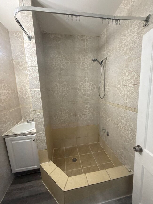 Building Photo - 4 Bedroom 2 Bath Home in Lincoln Park