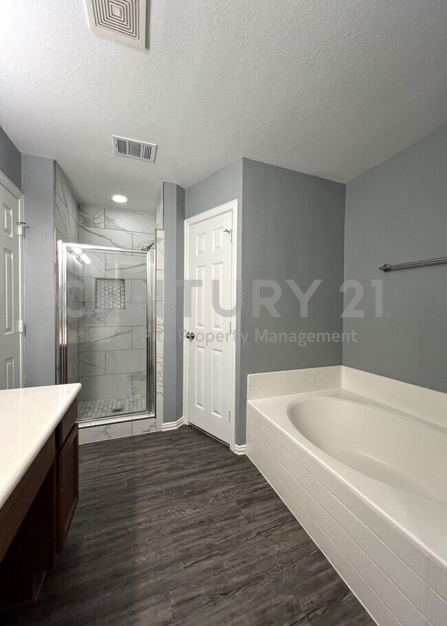 Building Photo - Well Maintained 4/2/2 Home Nestled on Corner Lot in Ft. Worth!