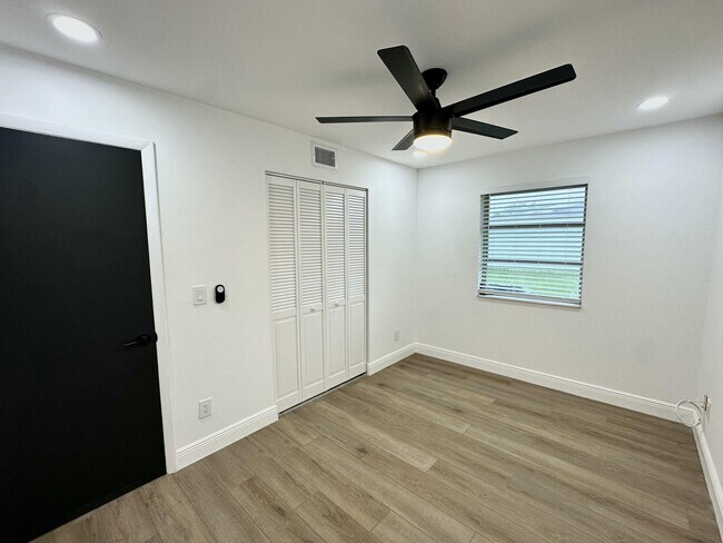 Building Photo - 153 SE Calmoso Dr