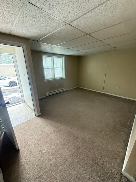 Building Photo - 405 Hillis St