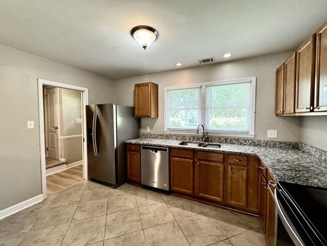 Building Photo - Great Neck Townhome Available NOW! Neutral...