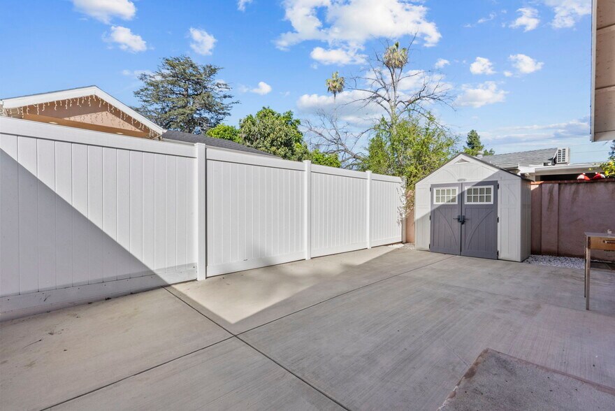 Building Photo - 6717 Cedros Ave