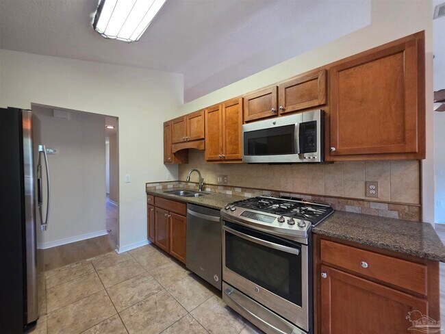 Building Photo - 6204 Pomeral Summit St