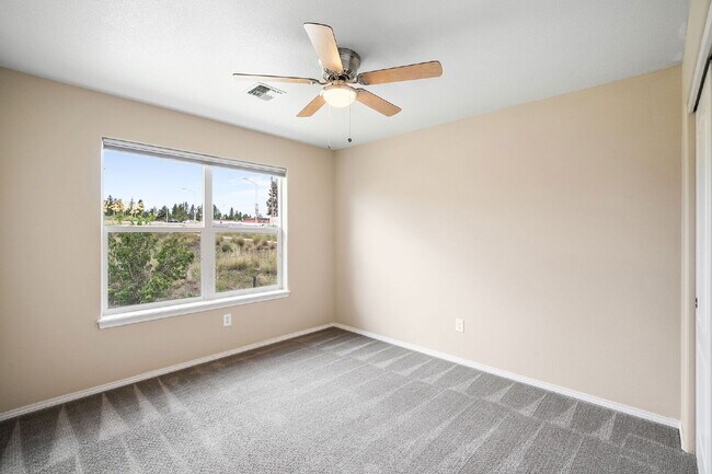 Building Photo - Spacious 3 Bed Home in Southeast Bend