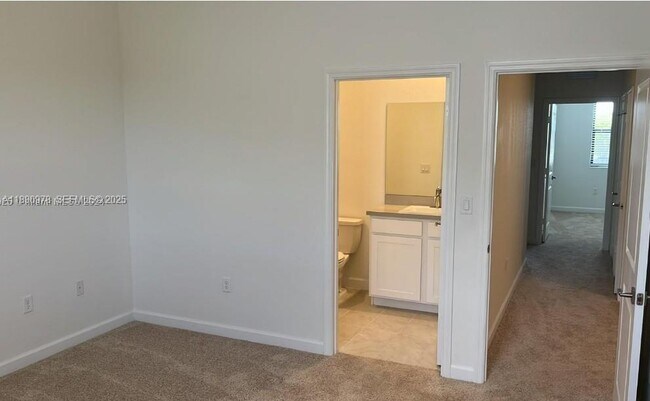 Building Photo - 606 SW 12th St