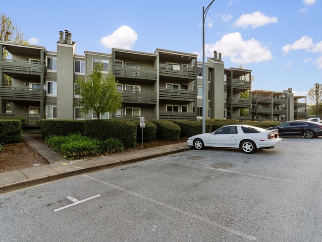 Building Photo - 2 Bd/1 Ba Farm Hill Condo - Top-floor Unit...