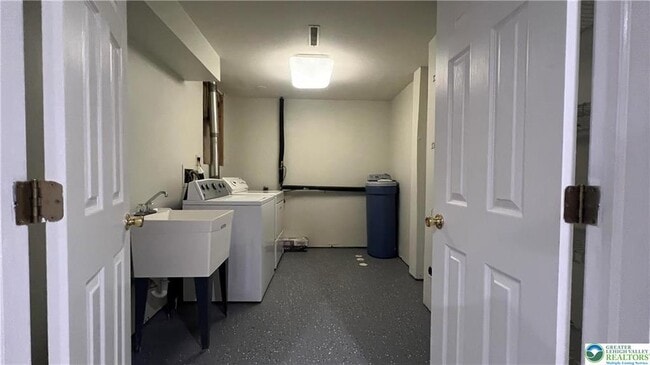 Building Photo - 1732 Pinewind Dr