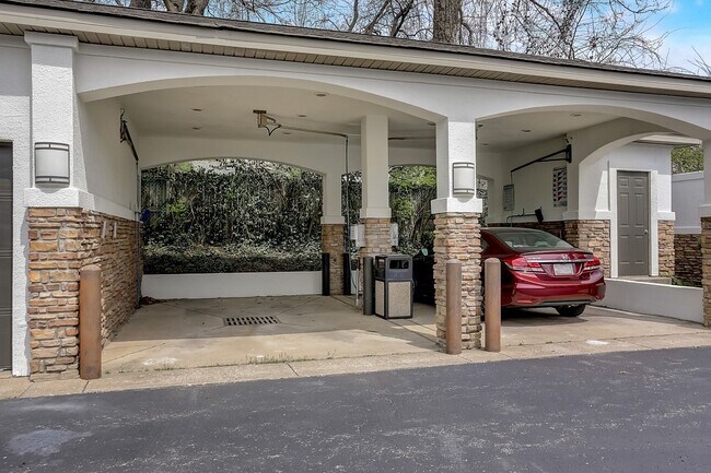 Building Photo - Renovated Corner Condo, Move-In Ready!