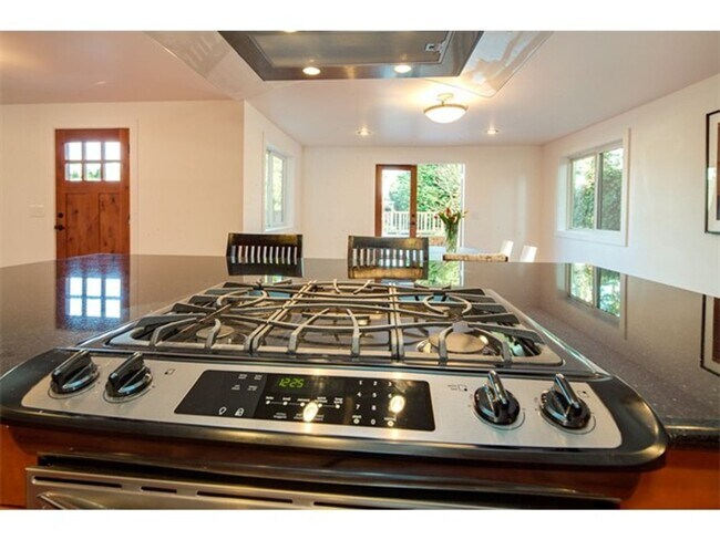 Building Photo - Incredible 3 Bed 2 Bath Madrona Home for L...